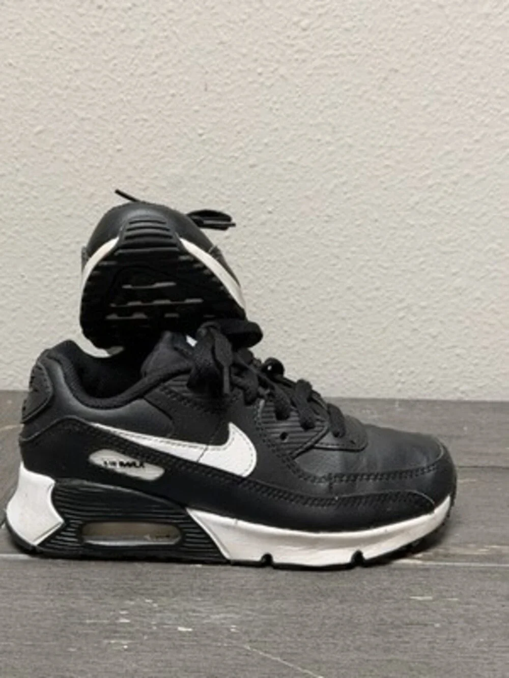 Nike Youth AirMax 90 Size 2Y Black and White No Box